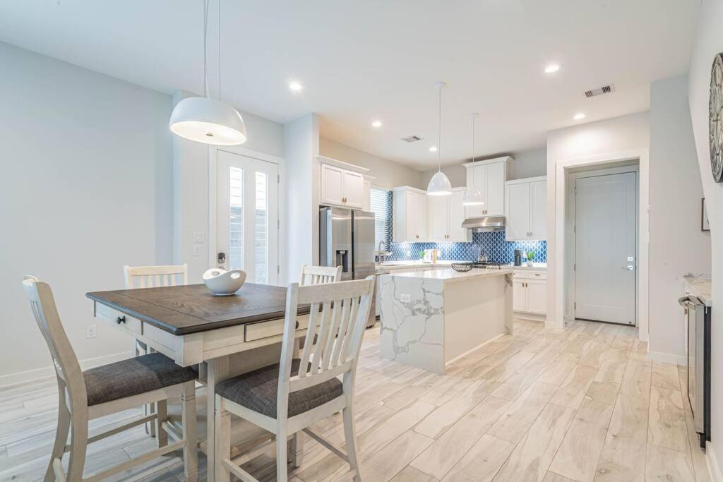Charming 3-Bedroom Luxury Home Near Downtown, Nrg, Galleria & Medical Center Х'юстон Екстер'єр фото